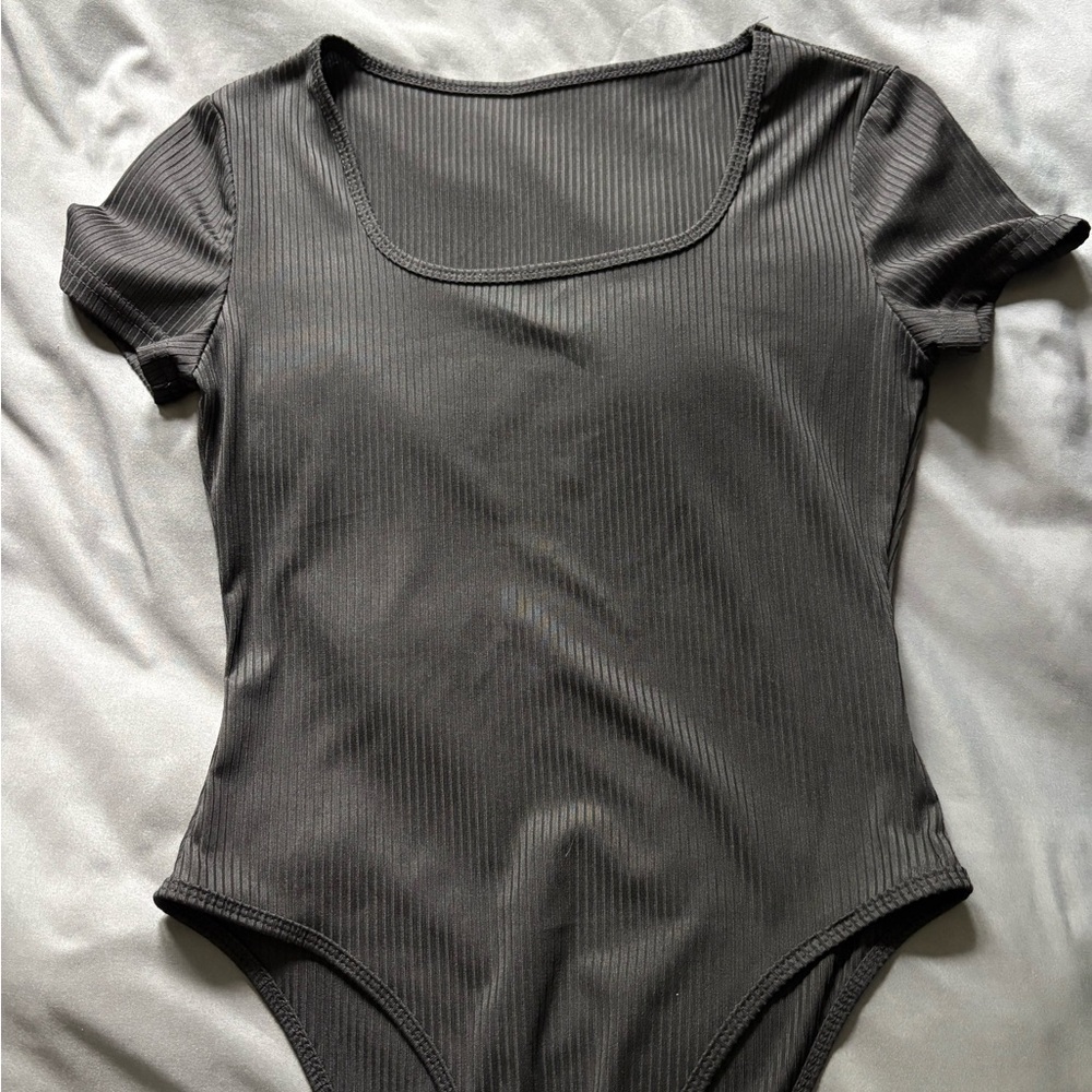 SHEIN Black Ribbed Scoop Neck Short Sleeve Bodysuit